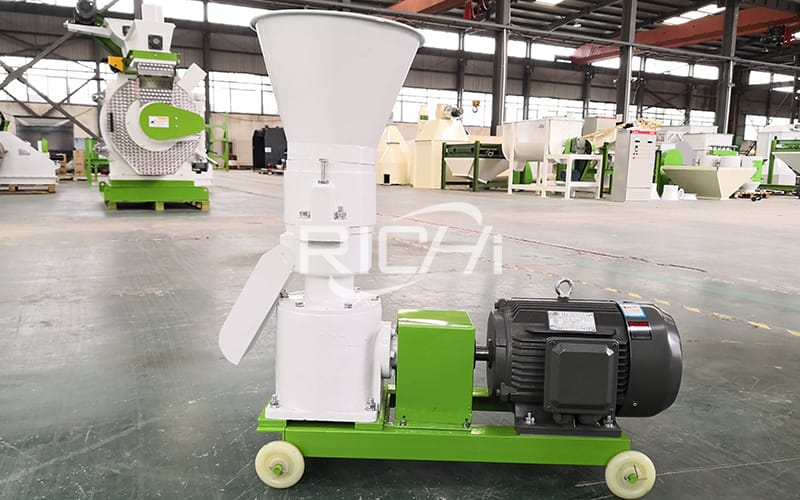 Small household pellet milling machine used in small scale pellet processing line