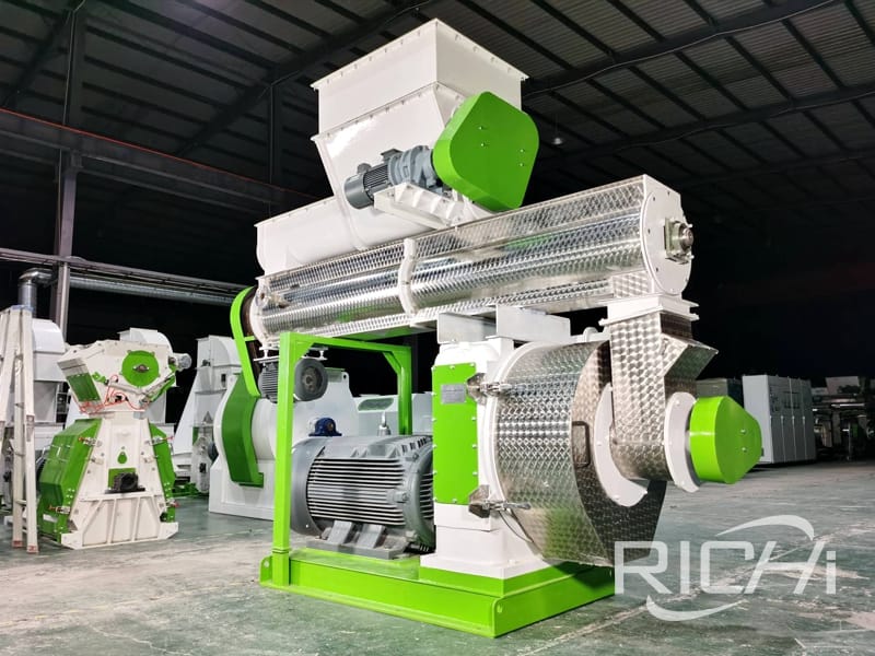 What are the main reasons for the difficulty in discharging the ring die feed pellet mill and the low yield?