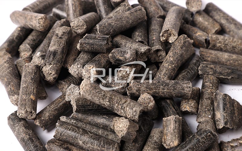 Why the pelletized biomass energy pellets turn black?